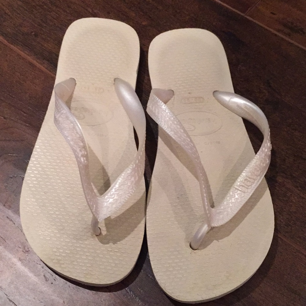 White Havaianas.  Size 36-36